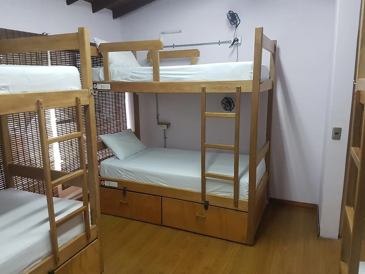 Purple Monkey Hostel Μεντεγίν